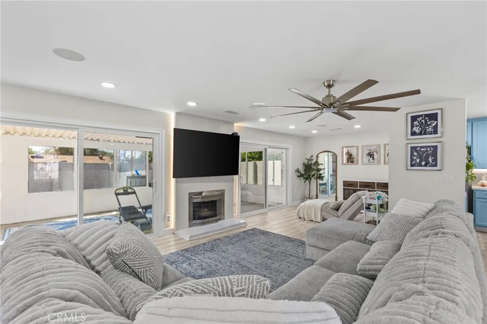 218 Foxbury Pomona, CA 91767