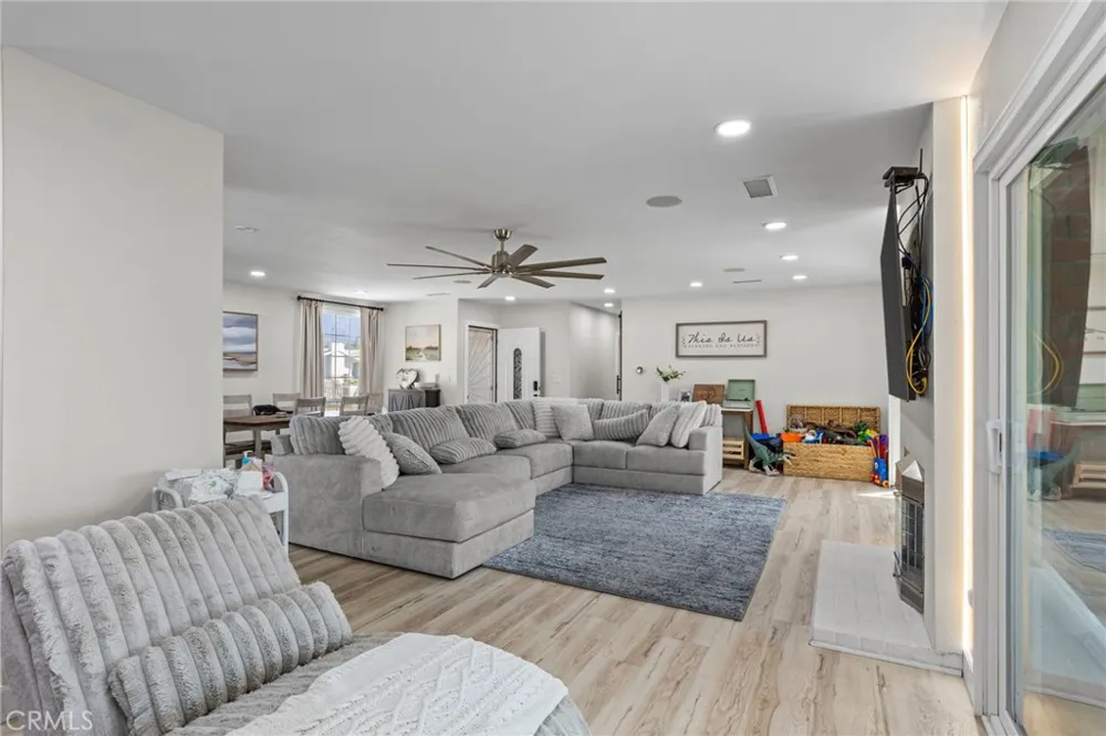 218 Foxbury Pomona, CA 91767
