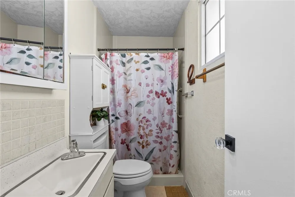218 Foxbury Pomona, CA 91767