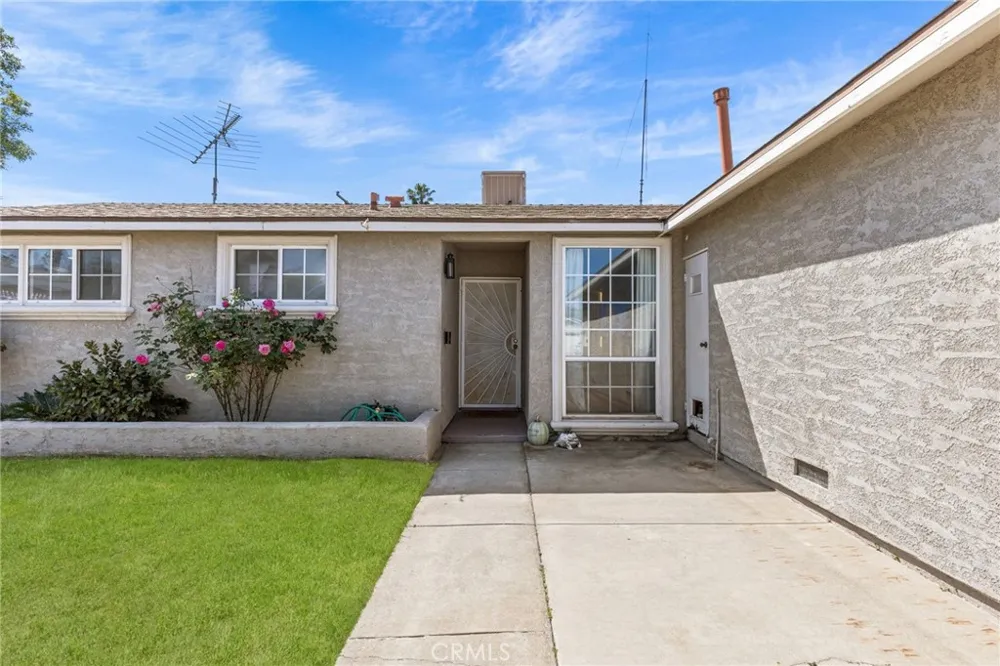 218 Foxbury Pomona, CA 91767