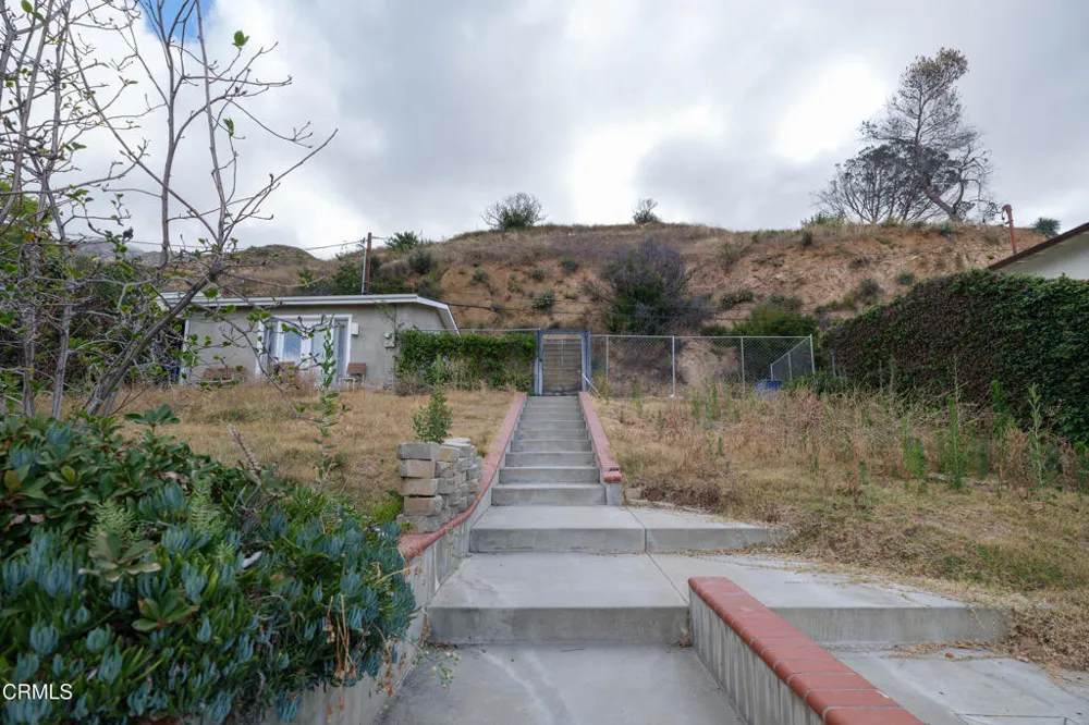 1205 E Loma Alta Drive Altadena, CA 91001