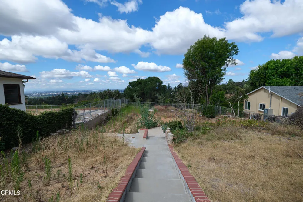 1205 E Loma Alta Drive Altadena, CA 91001
