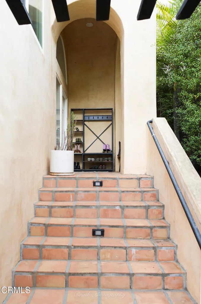 270 Valley Road Oak View, CA 93022