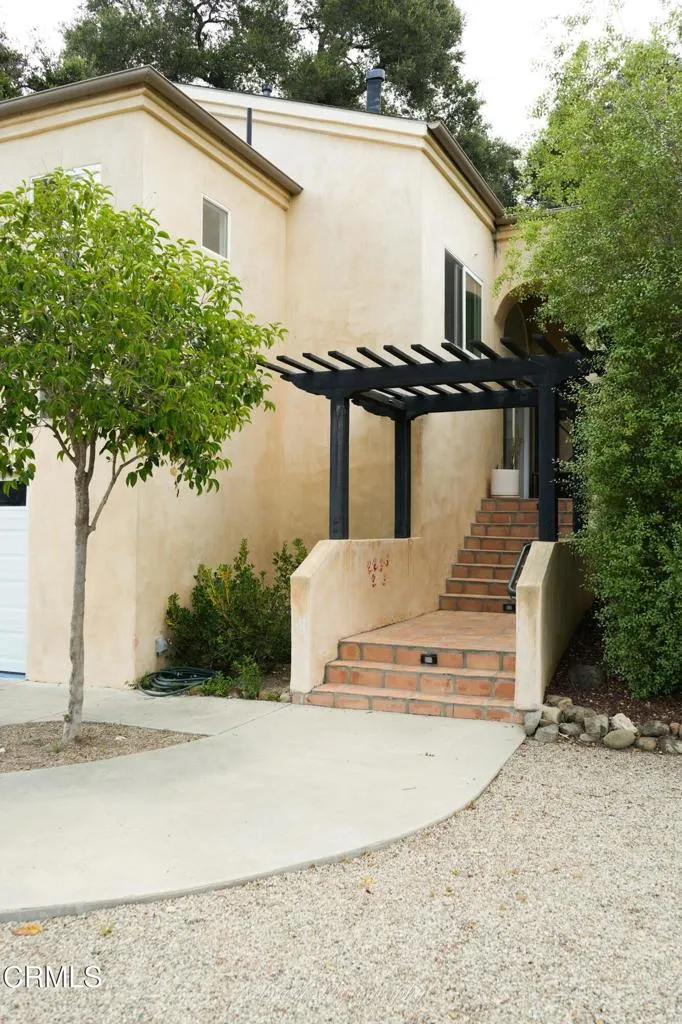 270 Valley Road Oak View, CA 93022