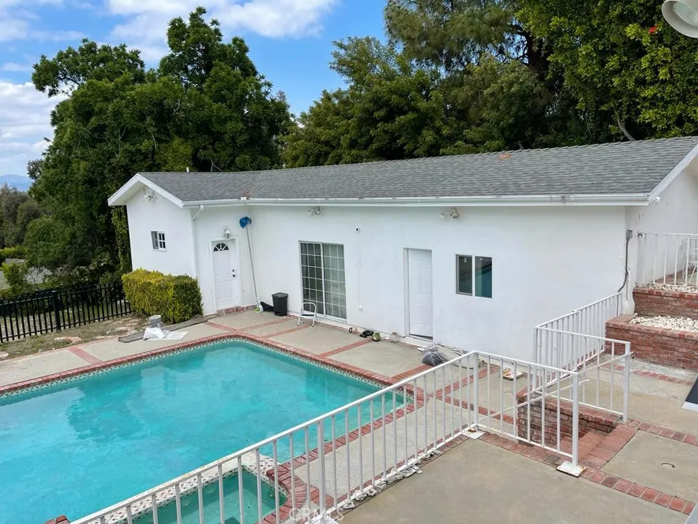 4910 Brewster #2 Tarzana, CA 91356