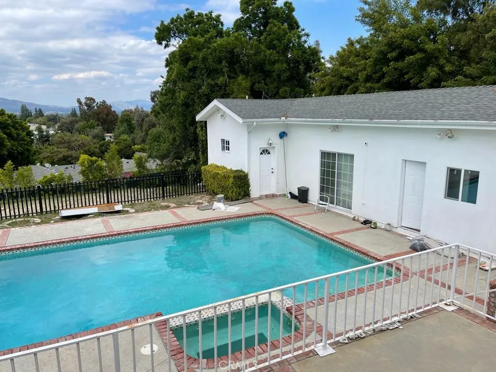 4910 Brewster #2 Tarzana, CA 91356