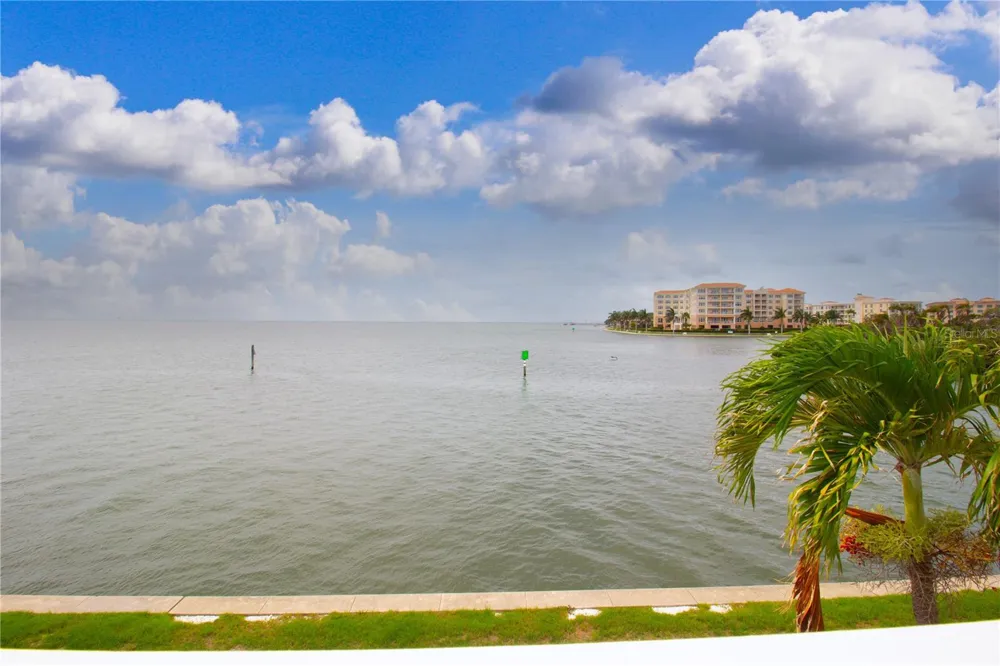5282 BEACH DRIVE SE #APT D St Petersburg, FL 33705