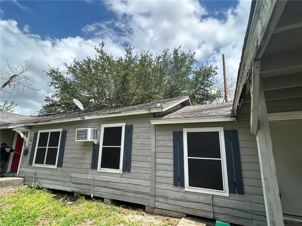 1152 E 4th Street Alice, TX 78332