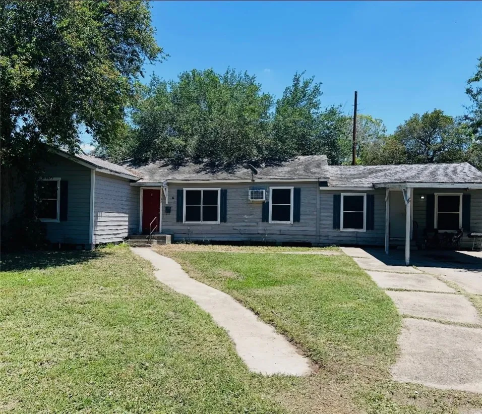 1152 E 4th Street Alice, TX 78332