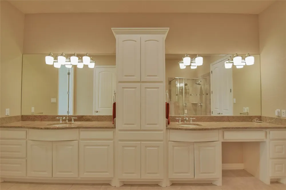 2541 Vineyard Drive Granbury, TX 76048