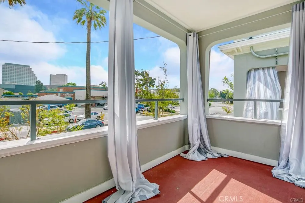 111 N COLUMBUS AVE Glendale, CA 91203