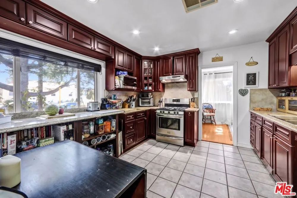 10205 Fairgrove Avenue Tujunga, CA 91042