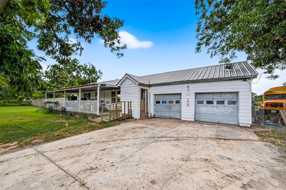 1013 Battlebell Road Highlands, TX 77562