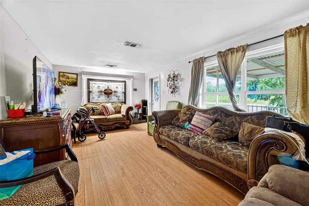 1013 Battlebell Road Highlands, TX 77562