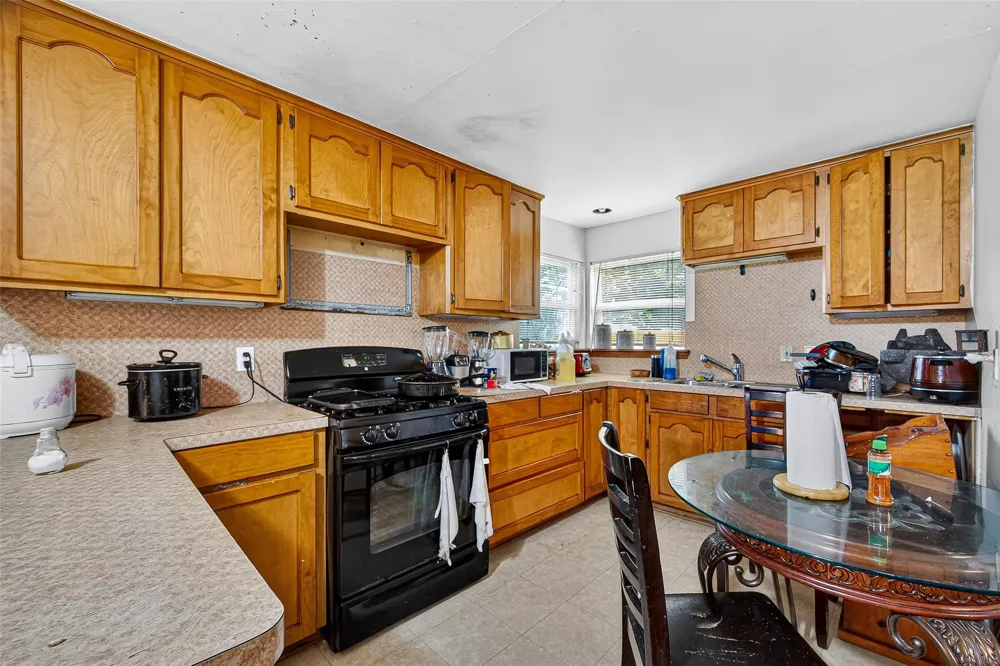 1013 Battlebell Road Highlands, TX 77562