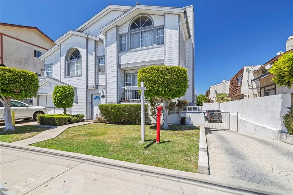 13729 Doty Hawthorne, CA 90250