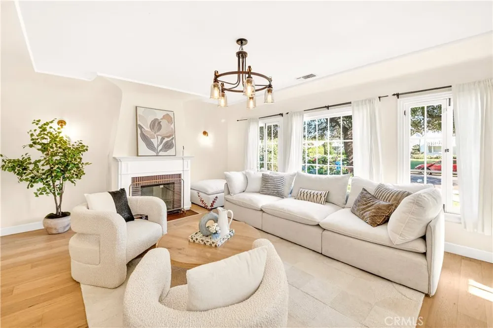 827 Hauser Blvd Los Angeles, CA 90036