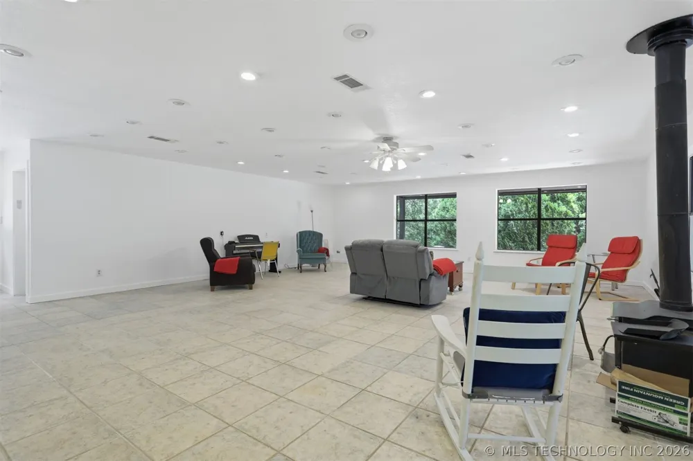 2702 Redbud Lane Kingston, OK 73439