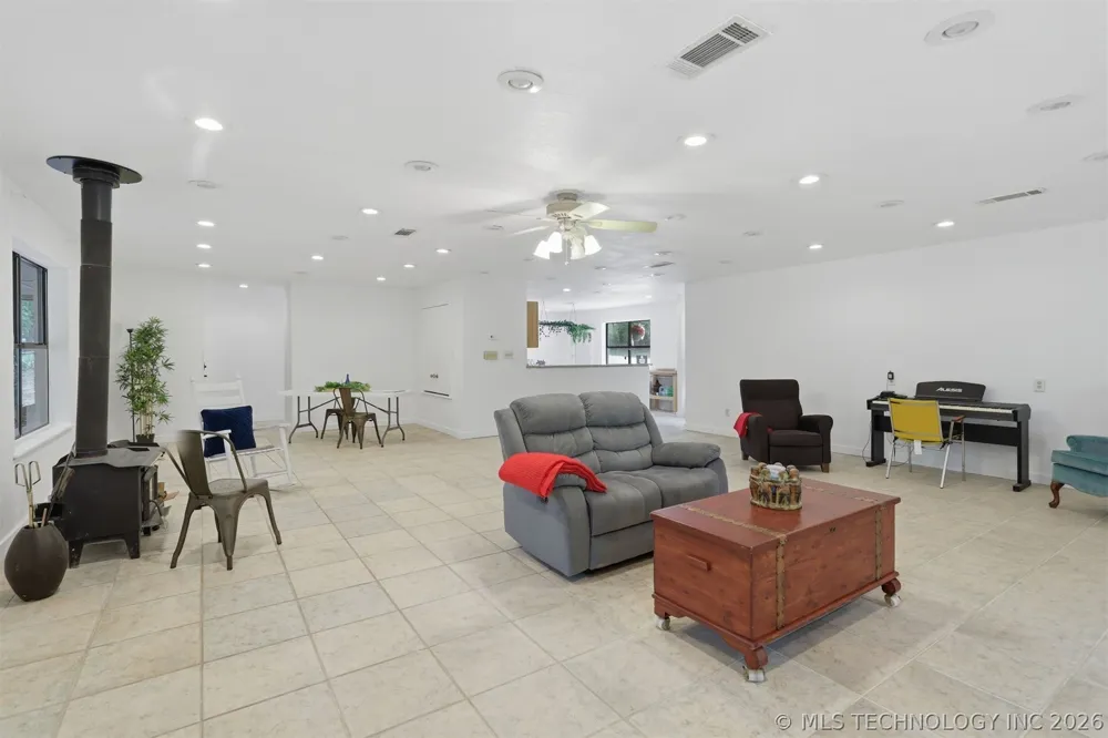 2702 Redbud Lane Kingston, OK 73439