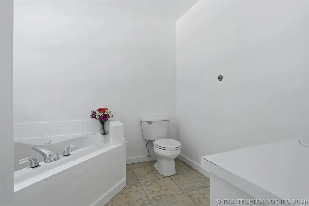 2702 Redbud Lane Kingston, OK 73439