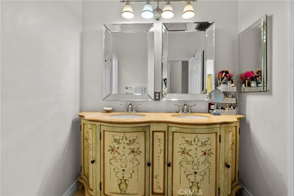 14925 Narcissus Crest Canyon Country, CA 91387