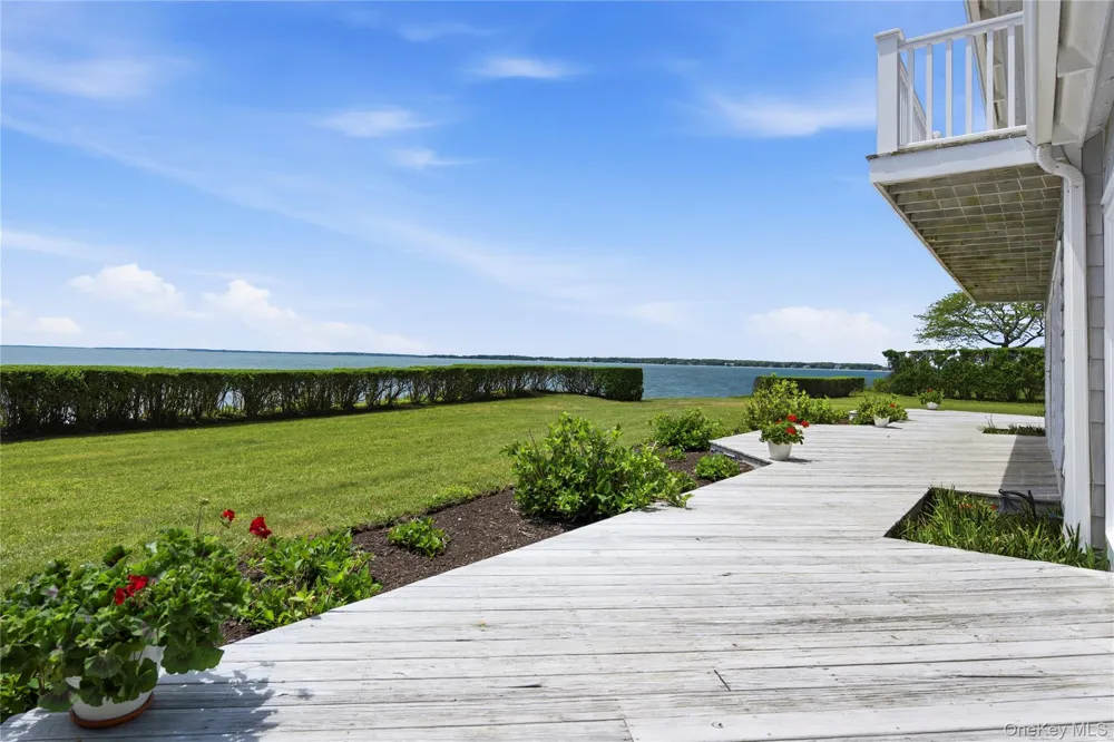 90 Peconic Avenue Shelter Island, NY 11964