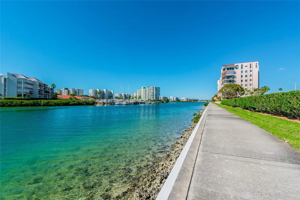 7425 BAY ISLAND DRIVE S #104 South Pasadena, FL 33707