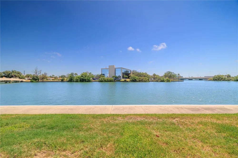 7425 BAY ISLAND DRIVE S #104 South Pasadena, FL 33707
