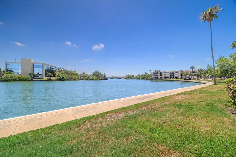 7425 BAY ISLAND DRIVE S #104 South Pasadena, FL 33707