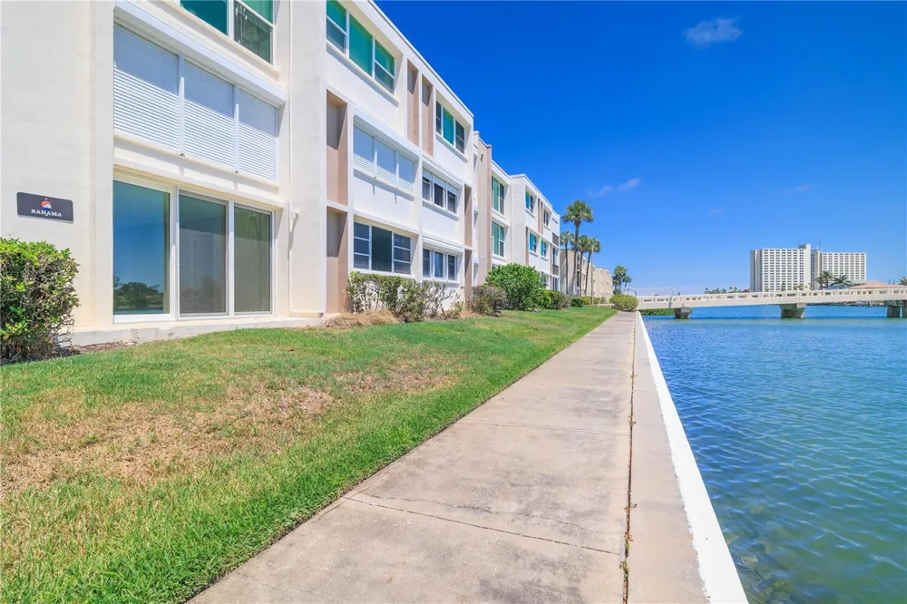 7425 BAY ISLAND DRIVE S #104 South Pasadena, FL 33707