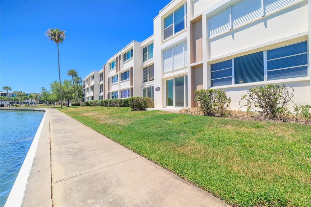 7425 BAY ISLAND DRIVE S #104 South Pasadena, FL 33707
