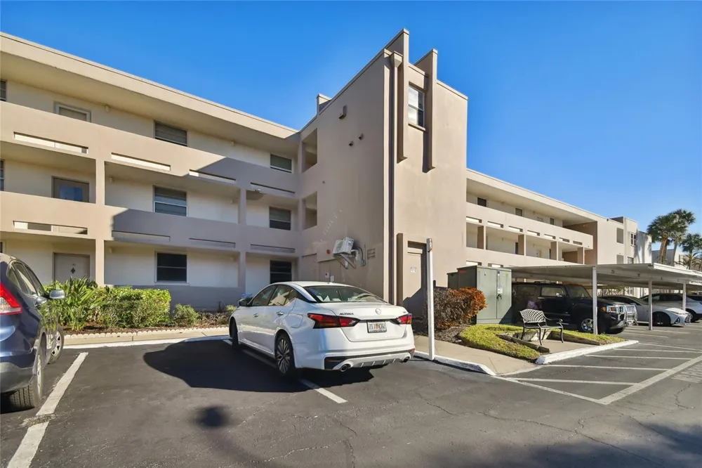 7425 BAY ISLAND DRIVE S #104 South Pasadena, FL 33707