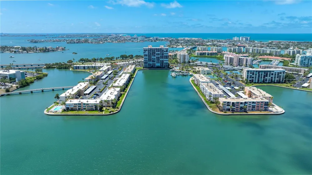 7425 BAY ISLAND DRIVE S #104 South Pasadena, FL 33707