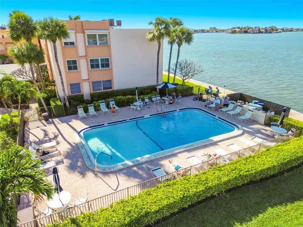 7425 BAY ISLAND DRIVE S #104 South Pasadena, FL 33707