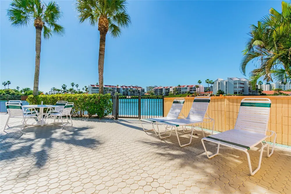 7425 BAY ISLAND DRIVE S #104 South Pasadena, FL 33707