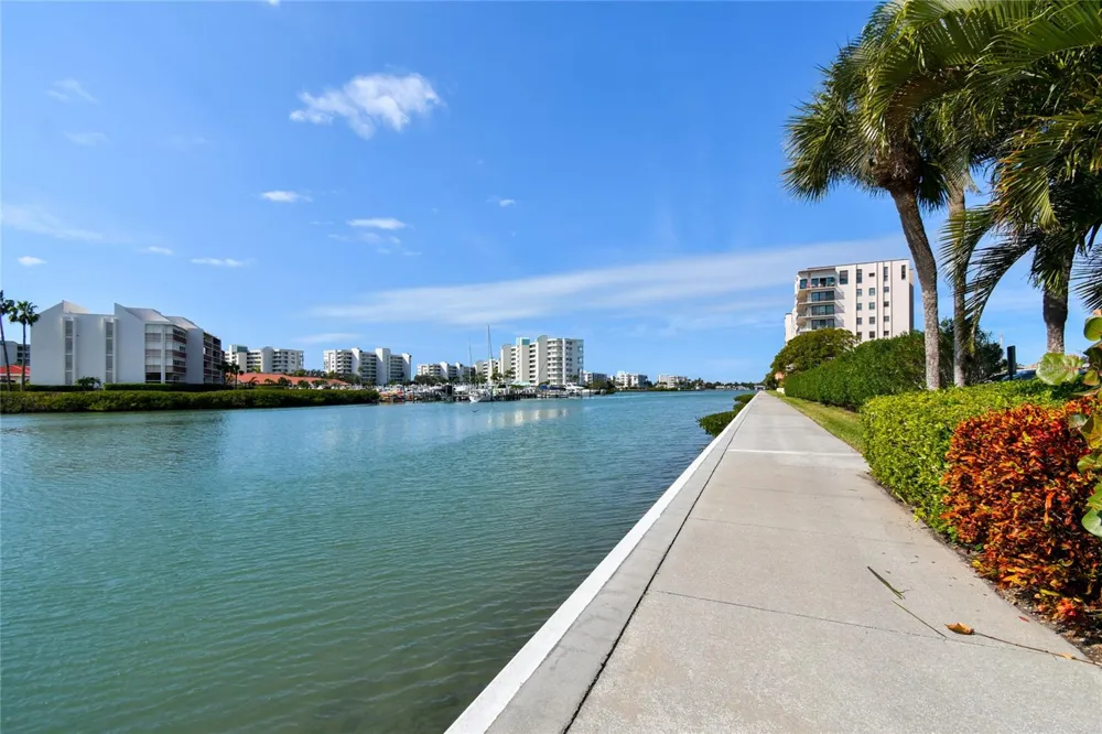 7425 BAY ISLAND DRIVE S #104 South Pasadena, FL 33707