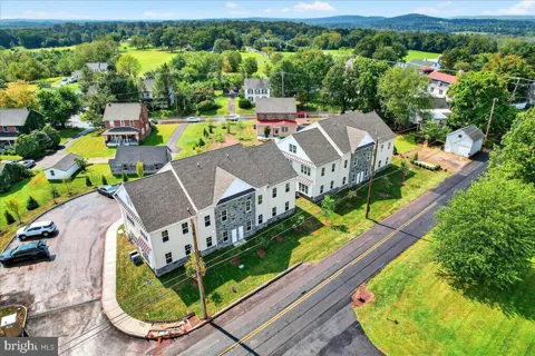 411 ISABELLE COURT #201