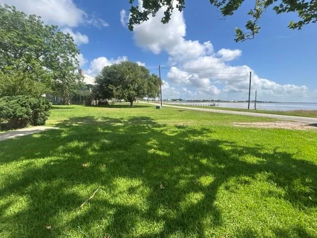 2203 E Bayshore Drive Palacios, TX 77465