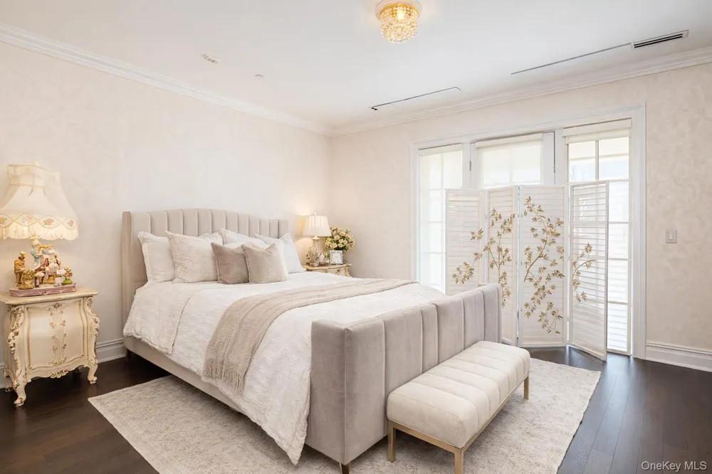 3000 Royal Court #3201 North Hills, NY 11040