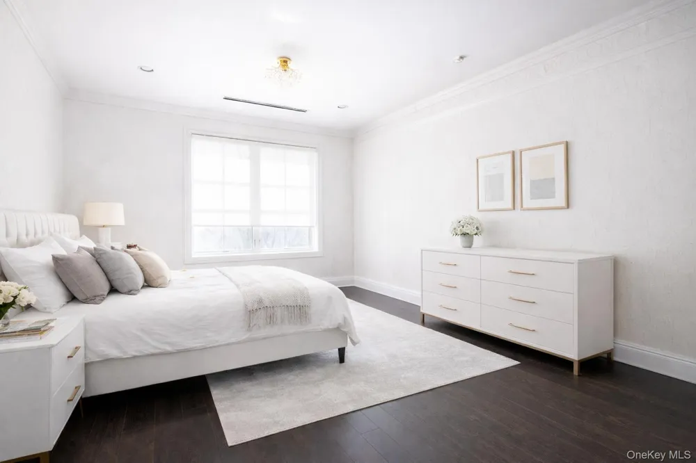 3000 Royal Court #3201 North Hills, NY 11040