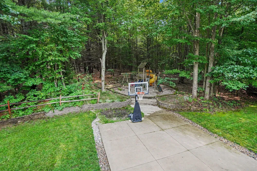 6400 Boulder Drive Norton Shores City, MI 49444
