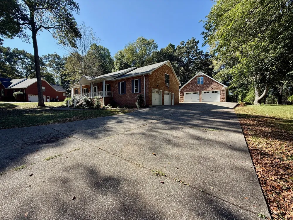 320 Spring Valley Dr Cottontown, TN 37048