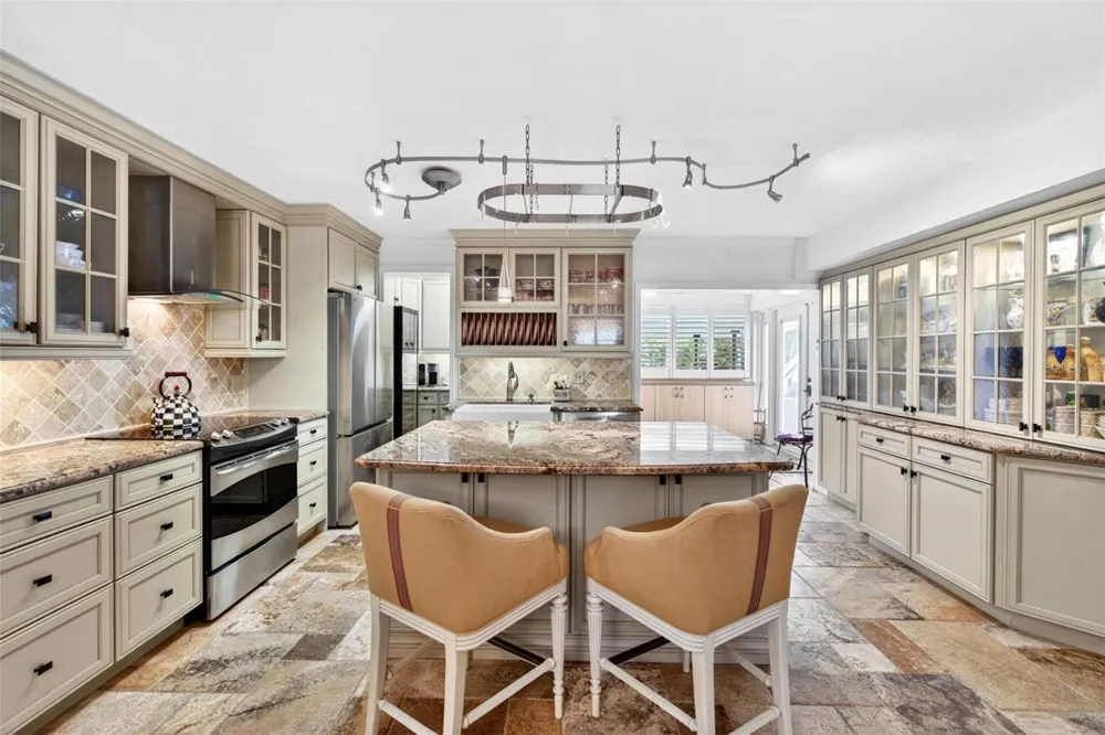 1065 EDEN ISLE BOULEVARD NE #2 St Petersburg, FL 33704