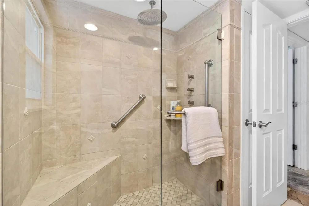 1065 EDEN ISLE BOULEVARD NE #2 St Petersburg, FL 33704