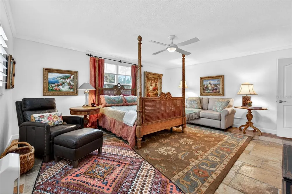 1065 EDEN ISLE BOULEVARD NE #2 St Petersburg, FL 33704