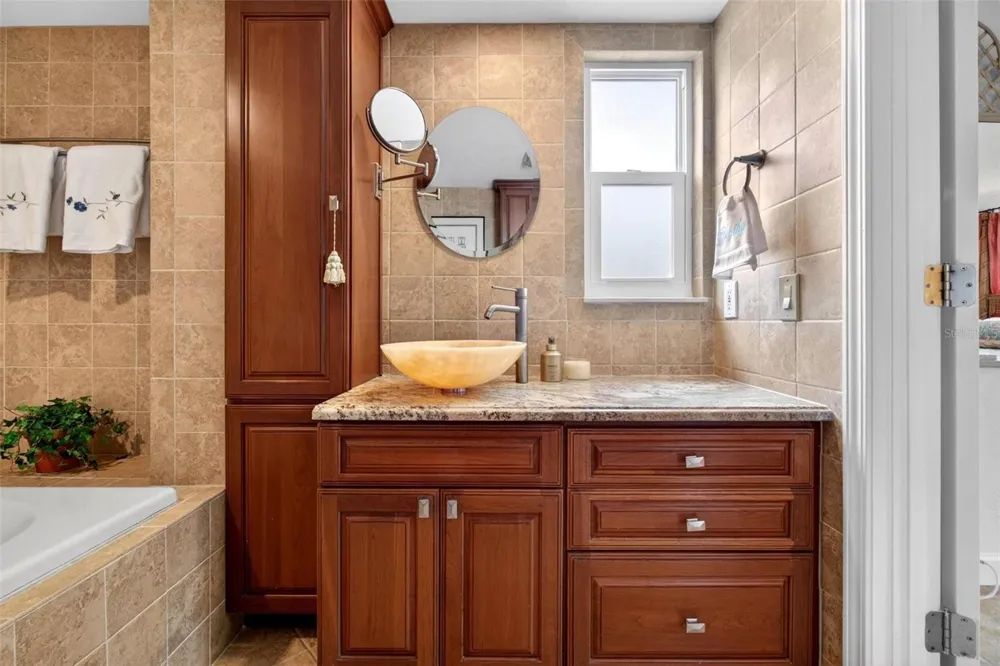 1065 EDEN ISLE BOULEVARD NE #2 St Petersburg, FL 33704
