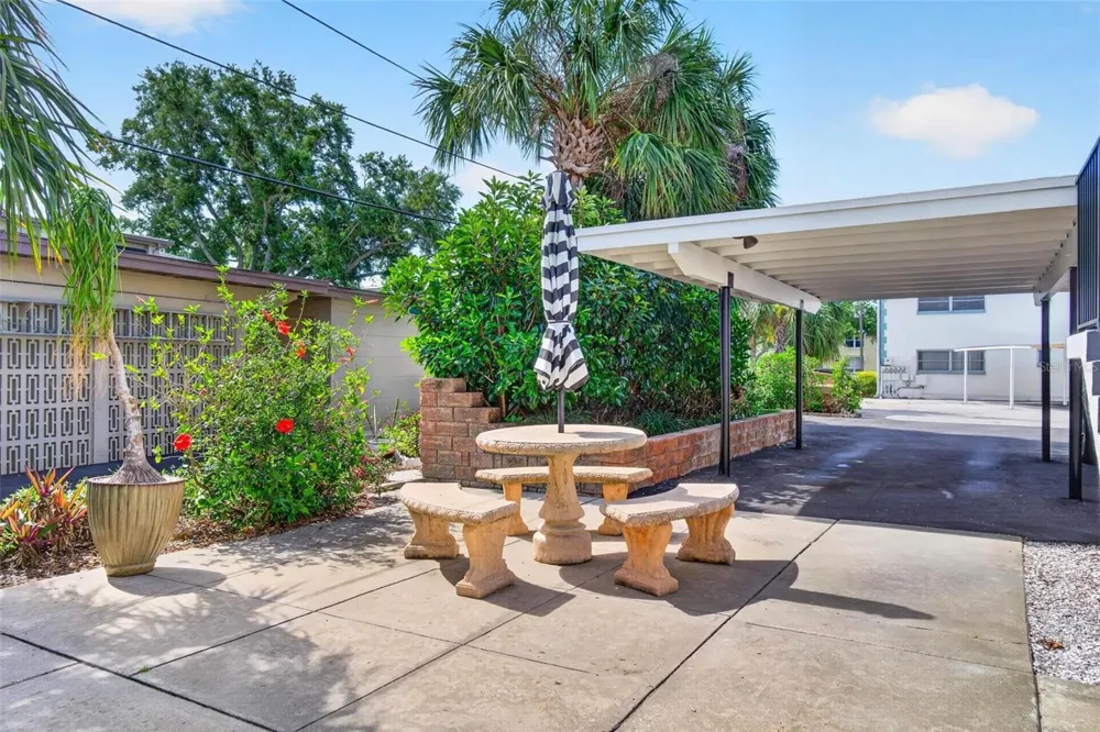 1065 EDEN ISLE BOULEVARD NE #2 St Petersburg, FL 33704