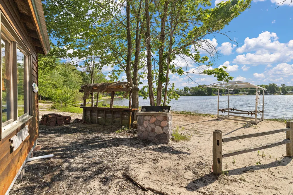2713 E White Lake Drive Dalton Township, MI 49457