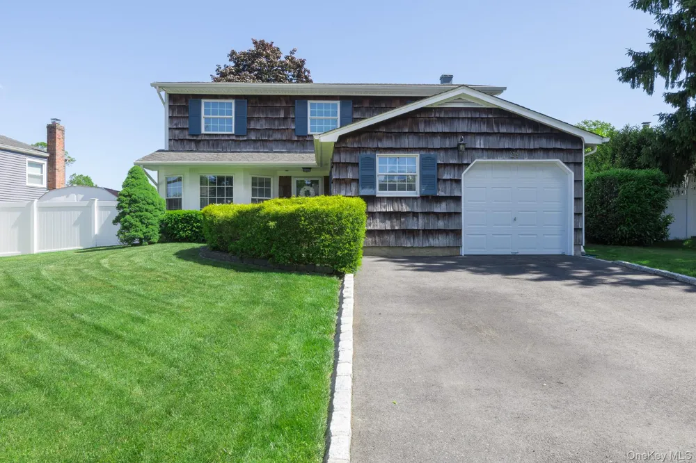 29 Beaumont Lane Lake Grove, NY 11755