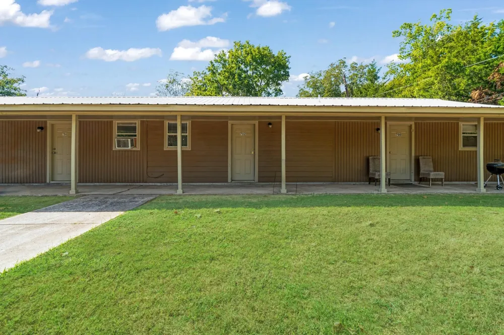 700 S Donoho Street #700, 702, 704, 706, 708 Clarksville, TX 75426